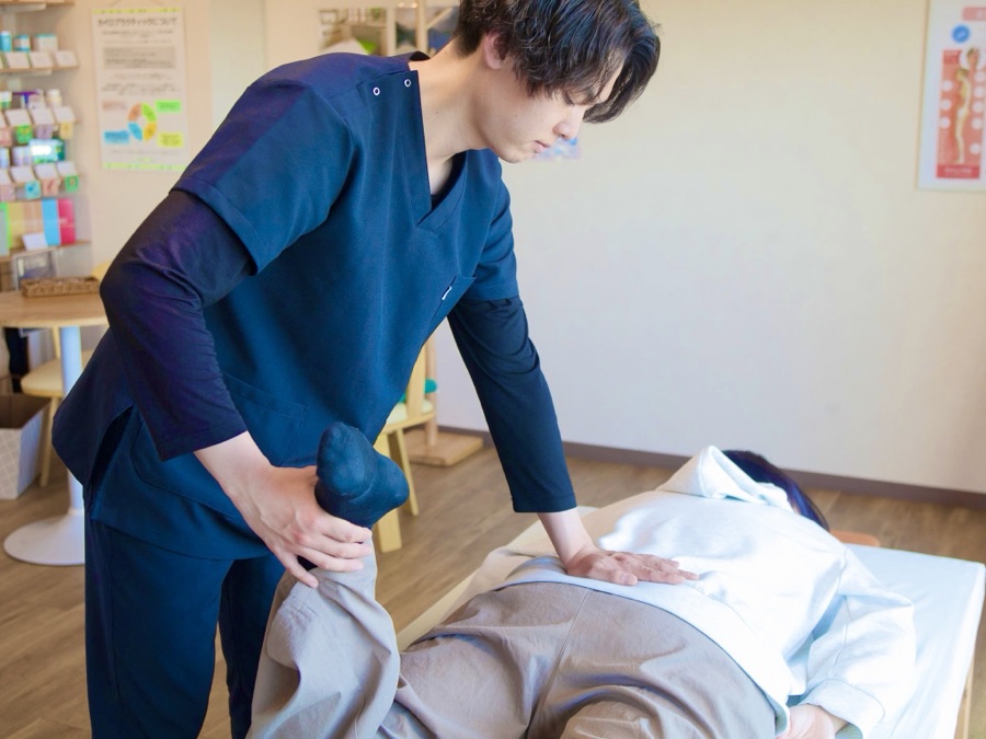 脚を支えながら腰に手を当てている様子